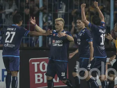 Para pemain Arema FC merayakan gol yang dicetak Cristian Gonzales ke gawang Semen Padang pada laga semifinal Piala Presiden 2017 di Stadion Kanjuruhan, Malang, Minggu (6/3/2017). Arema FC berhasil lolos ke final. (Bola.com/Vitalis Yogi Trisna)