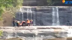 Dua wisatawan asal Tegal ini bernama Andini dan Iksan tercebur ke kolam saat sedang berfoto-foto di tepi curug.