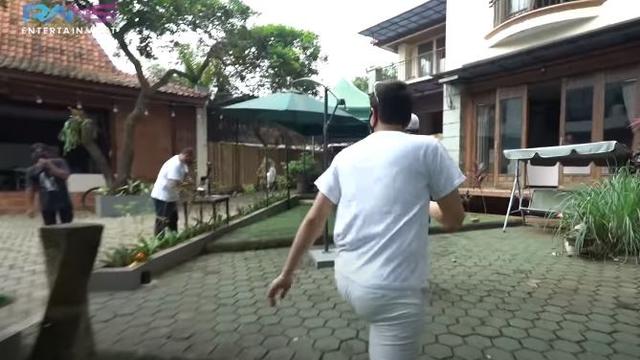 6 Potret Rumah Mewah Rano Karno, Berkonsep Ala Pedesaan yang Luas