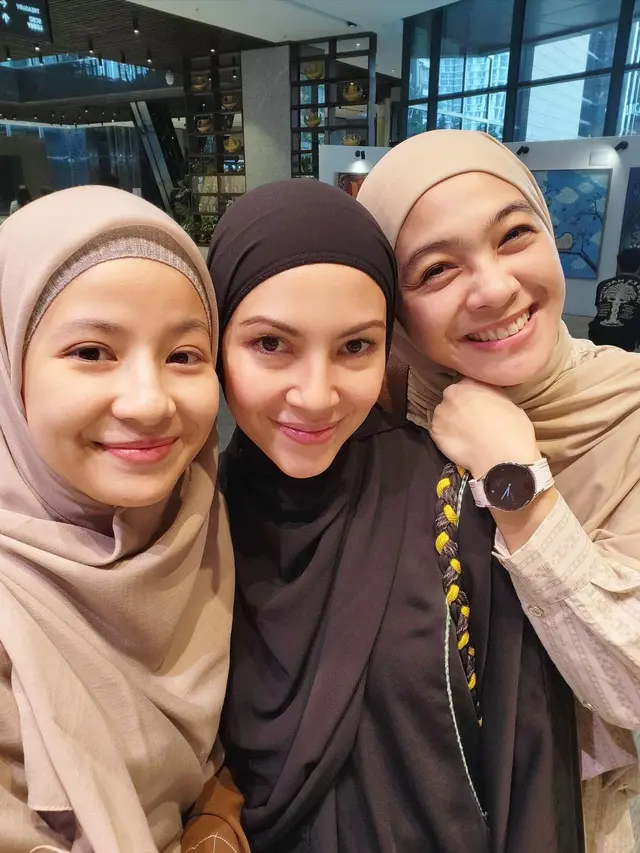 6 Potret Natasha Rizky Tetap Senyum Bareng Sahabat, Resmi Cerai dari Desta