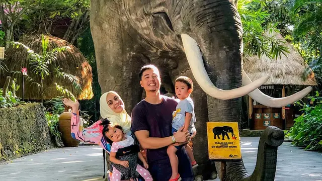 Keseruan Nycta Gina dan Keluarga Kecilnya