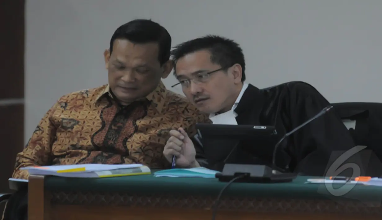 Terdakwa Brigjen Pol Didik Purnomo bersama kuasa hukumnya saat sidang lanjutan agenda mendengarkan keterangan saksi di Pengadilan Tipikor Jakarta, Kamis (5/2/2015). (Liputan6.com/Herman Zakharia)
