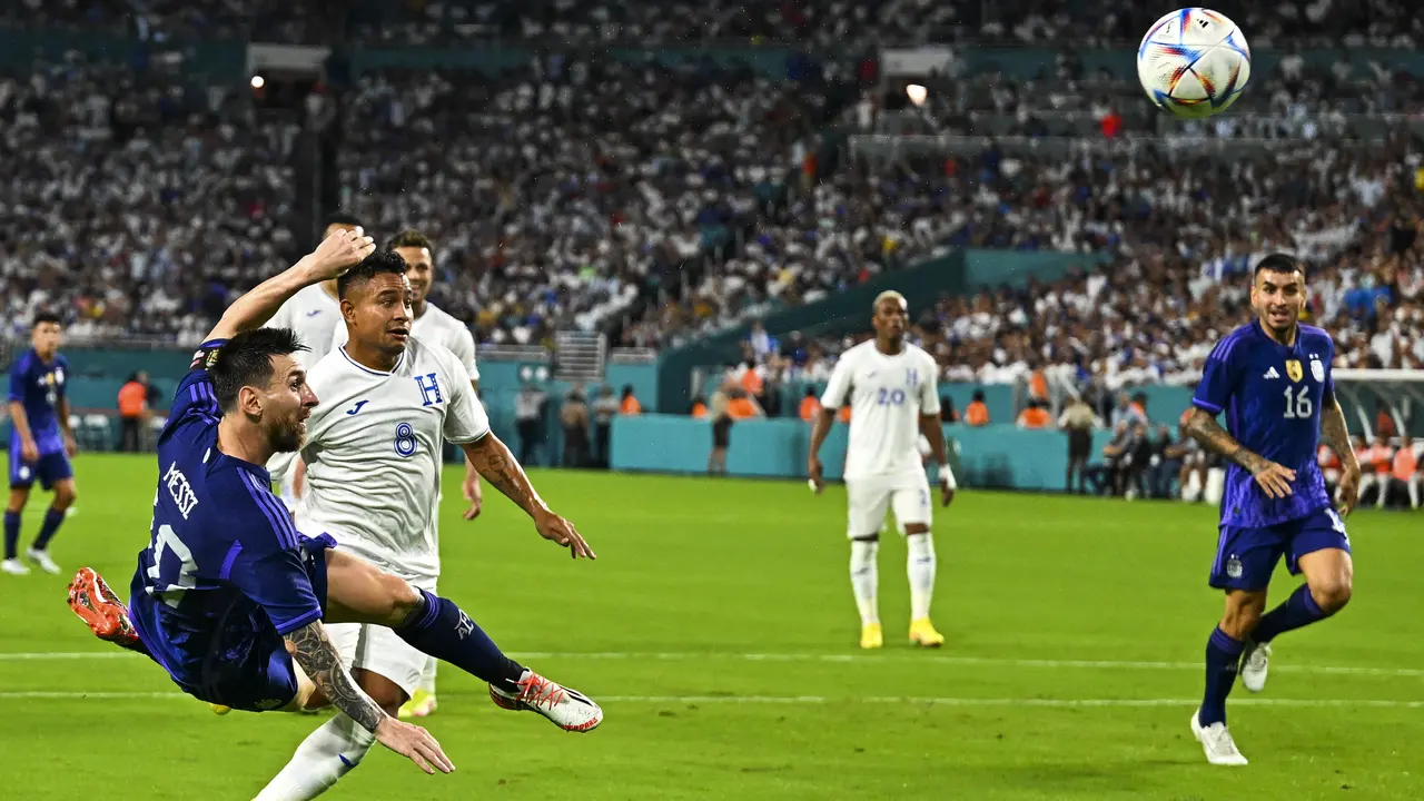 Foto: Lionel Messi Cetak Gol Indah Bersama Argentina, Neymar Berikan Dua Assist ke Richarlison