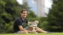 Petenis Swiss, Roger Federer melakukan sesi foto dengan Trofi Norman Brookes Challenge pada Australia Terbuka 2018 di Melbourne, Australia,(29/1/2018). (AP/Ng Han Guan)