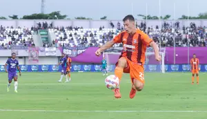 Pemain Borneo FC, Mariano Peralta, mengontrol bola saat melawan Persita Tangerang pada laga pekan ke-24 BRI Liga 1 2024-2025 di Stadion Indomilk Arena, Tangerang, Sabtu (22/2/2025). (Bola.com/M Iqbal Ichsan)