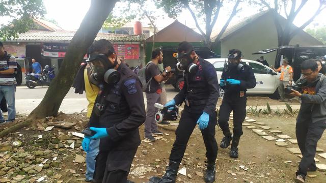 Tim Gegana Polda Metro Jaya memasang garis polisi di lokasi lahan terpapar radioaktif di Perumahan Batan Indah, Setu, Kota Tangsel, Sabtu (15/2/2020).