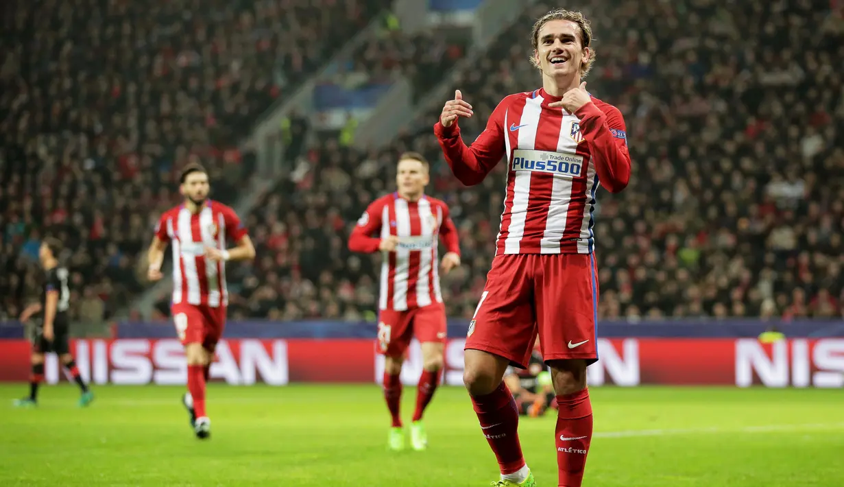 Pada menit ke 25' pemain Atletico Madrid, Antoine Griezmann menambah keunggulan timnya menjadi 2-0 Bayer Leverkusen pada babak 16 besar leg pertama Liga Champions di BayArena, Leverkusen, (21/2/2017). (EPA/Friedemann Vogel)