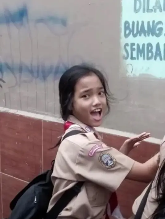 Fuji pakai seragam pramuka memang banyak tingkah. Ia selalu terlihat senyum lebar saat tertangkap kamera. Foto yang curi perhatian dari Fuji ini banjir like dan komentar dari netizen. (Liputan6.com/IG/fuji_an)