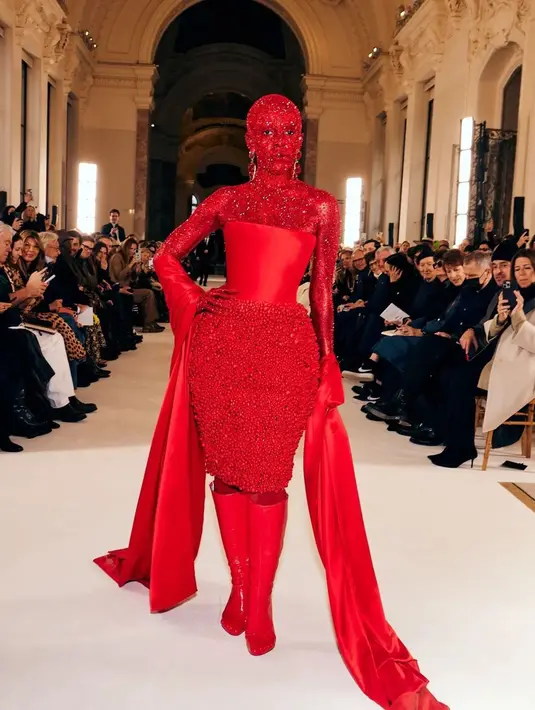 Penampilannya makin totalitas dengan 30 ribu kristal swarovski yang ditempelkan di tubuhnya. [Twitter/@TheKittensRoom].