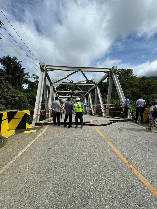 Inayatullah menyebut bahwa sebelum jembatan roboh ada truk bermuatan semen melintasi jembatan Kamis (16/1/2025) dini hari, kemudian menabrak tiang bagian kiri jembatan dan merusak konstruksi jembatan. (Dokumentasi Dinas Perhubungan Paser)