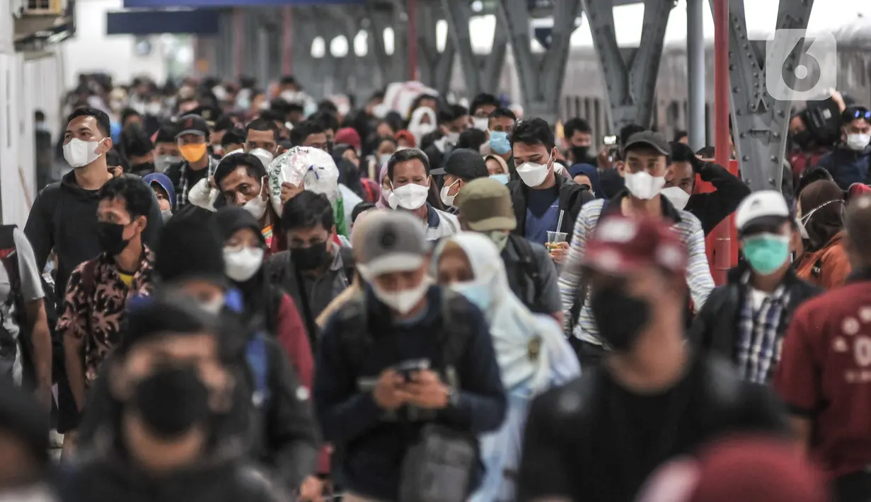 <p>Penumpang kereta api jarak jauh saat tiba di Stasiun Pasar Senen, Jakarta Pusat, Senin (9/5/2022). PT Kereta Api Indonesia (KAI) mengungkapkan gelombang arus balik pemudik pada H+7 Lebaran 2022 terpantau masih tinggi. Tercatat sebanyak 40.800 penumpang tiba pada hari Senin ini dikarenakan penundaan waktu sekolah dan pelaksanaan Work From (WFH). (merdeka.com/Iqbal S Nugroho)</p>
