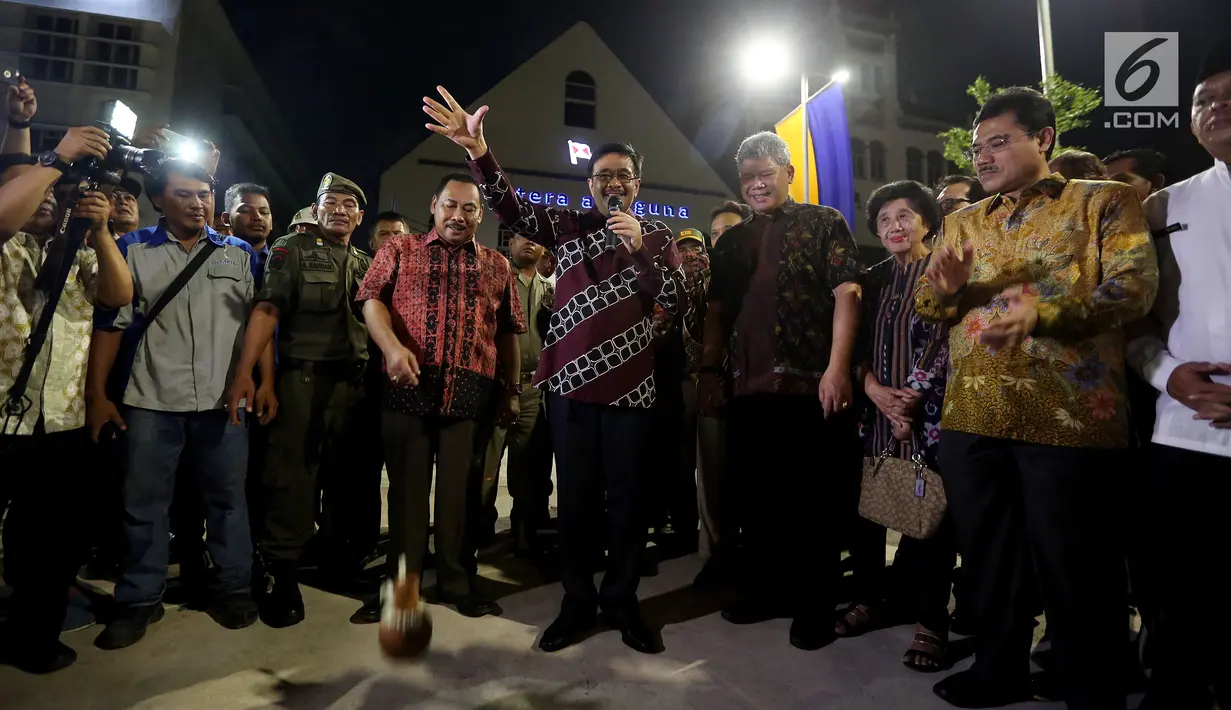 Gubernur DKI Jakarta, Djarot Saiful Hidayat memecahkan kendi saat meresmikan revitalisasi Kawasan Kota Tua, Kamis (5/10). Peresmian Jembatan Budaya dan Kali Besar ditandai dengan pemecahan kendi dan penebaran benih ikan. (Liputan6.com/JohanTallo)