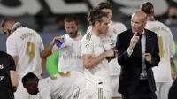 Pelatih Real Madrid, Zinedine Zidane, memberikan arahan kepada Gareth Bale, saat melawan Real Mallorca pada laga La Liga di Stadion Alfredo Di Stefano, Kamis (25/6/2020). Real Madrid menang 2-0 atas Real Mallorca. (AP/Bernat Armangue)