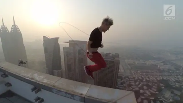 Seorang pria bernama Nikita Deft, merupakan seorang fotografer dan atlet dari Rusia. Ia nekat mempertaruhkan nyawanya dengan melakukan lompat tali di atap gedung dengan ketinggian 900 kaki.