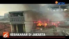 Lokasi rumah yang berdempetan membuat api merembet dan membakar tiga rumah lainnya.