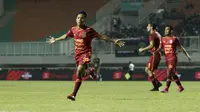 Striker Borneo FC, M Amarullah, merayakan gol yang dicetaknya ke gawang Tira Persikabo pada laga Shopee Liga 1 di Stadion Pakansari, Bogor, Minggu (1/9). Borneo tahan imbang 2-2 Tira Persikabo. (Bola.com/Yoppy Renato)