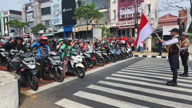 Satlantas Polres Metro Depok bersama TNI, Dishub dan sejumlah pengendara berhenti sejenak saat detik-detik proklamasi di Jalan Raya Margonda, Depok.
