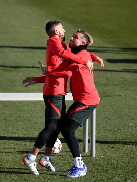 Pemain Atletico Madrid Koke (kiri) dan Hector Herrera saat menghadiri sesi latihan jelang menghadapi FC Porto pada pertandingan Grup B Liga Champions di tempat latihan klub di Majadahonda, Spanyol, 6 Desember 2021. (PIERRE-PHILIPPE MARCOU/AFP)