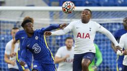Gelandang Tottenham Hotspur, Steven Bergwijn (kanan) berebut bola dengan gelandang Chelsea, Callum-Hudson Odoi dalam laga uji coba pramusim 2021/2022 di Stamford Bridge, London, Rabu (4/8/2021). Tottenham bermain imbang 2-2 dengan Chelsea. (Foto: AP/Matt Dunham)