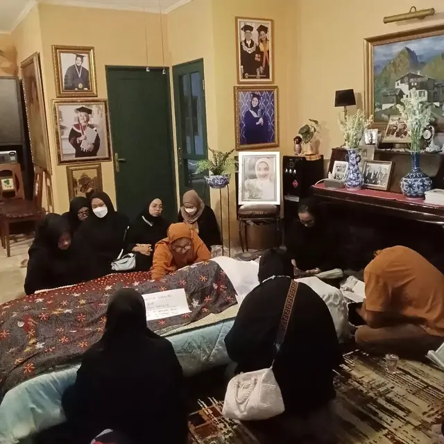6 Potret Bella dan Chiki Fawzi Dampingi Marissa Haque di Momen Terakhirnya