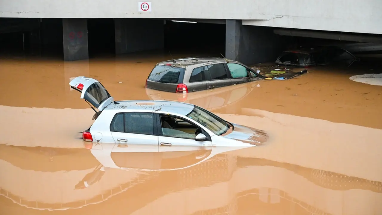 Mobil Terendam.