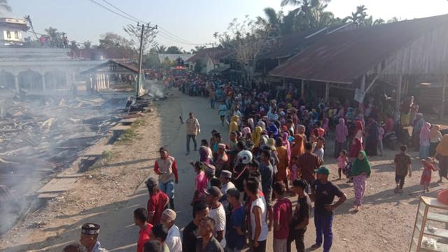 Warga berkerumun di lokasi kebakaran masjid (BPBA)
