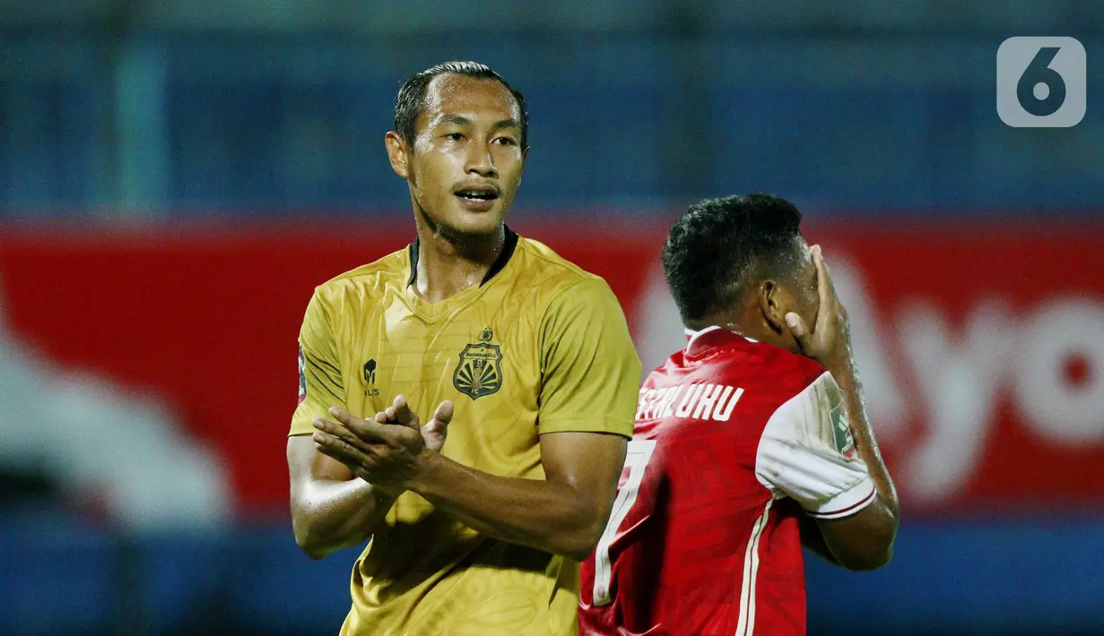 Bek Bhayangkara Solo FC Hansamu Yama (kiri) saat melawan Persija Jakarta pada laga Piala Menpora 2021 di Stadion Kanjuruhan, Malang, Rabu (31/3/2021). Persija menang 2-1. (Bola.com/M Iqbal Ichsan)