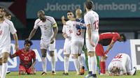 Pemain Indonesia tampak lesu usai dikalahkan Palestina pada laga Asian Games di Stadion Patriot, Jawa Barat, Rabu (15/8/2018). Indonesia takluk 1-2 dari Palestina. (Bola.com/Peksi Cahyo)
