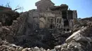 Kondisi bangunan yang rusak berat akibat perang di daerah Kota Tua Mosul, Irak (13/3). Mosul hampir hancur sepenuhnya akibat serangan udara dan bom saat perang melawan ISIS. (AFP/Ahmad Al-Rubaye)