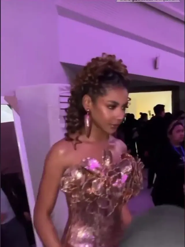 6 Potret Penampilan Zsa Zsa Utari Catwalk di JFW, Didukung Ikut Miss Universe