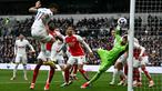 Kiper Arsenal, David Raya berusaha mementahkan bola hasil sundulan pemain Tottenham Hotspur, Cristian Romero pada laga lanjutan Liga Inggris 2023/2024 di Tottenham Hotspur Stadium, London, Inggris, 28 April 2024. (AFP/Ben Stansall)
