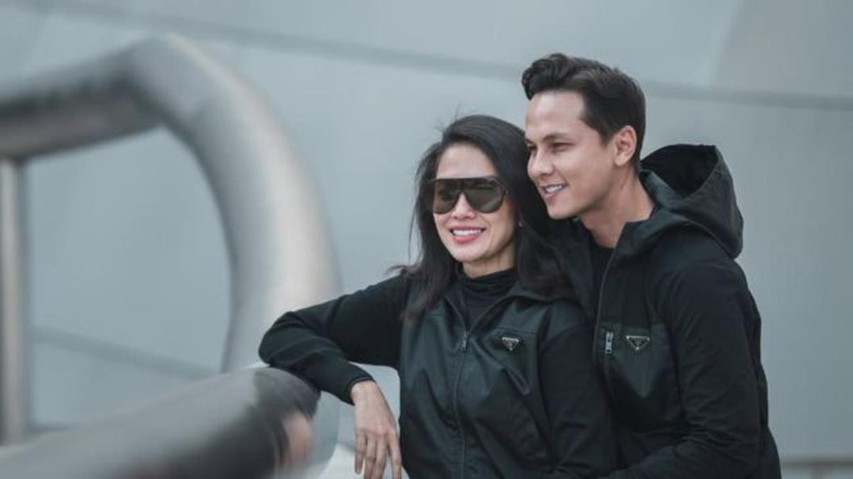 Ussy Sulistiawaty Unggah Momen Mesra dengan Andhika Pratama Rayakan Anniversary ke-13 Tahun Pernikahan