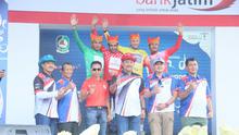 Amir Kolahdouzhagh yang memenangkan etape ketiga Internasional Tour de Banyuwangi Ijen (ITdBI) 2017, Jumat (29/9/2017). (Liputan6.com/Dian Kurniawan)
