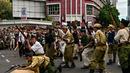 Anggota Komunitas Roode Brug Soerabaia dan Reenactor Indonesia berpartisipasi dalam reka ulang Pertempuran Surabaya, pada Minggu 2 November 2025. Mengusung tema “Surabaya Epic”, parade kali ini diikuti lebih dari dua ribu peserta dari berbagai komunitas dan latar belakang. (Juni KRISWANTO/AFP)
