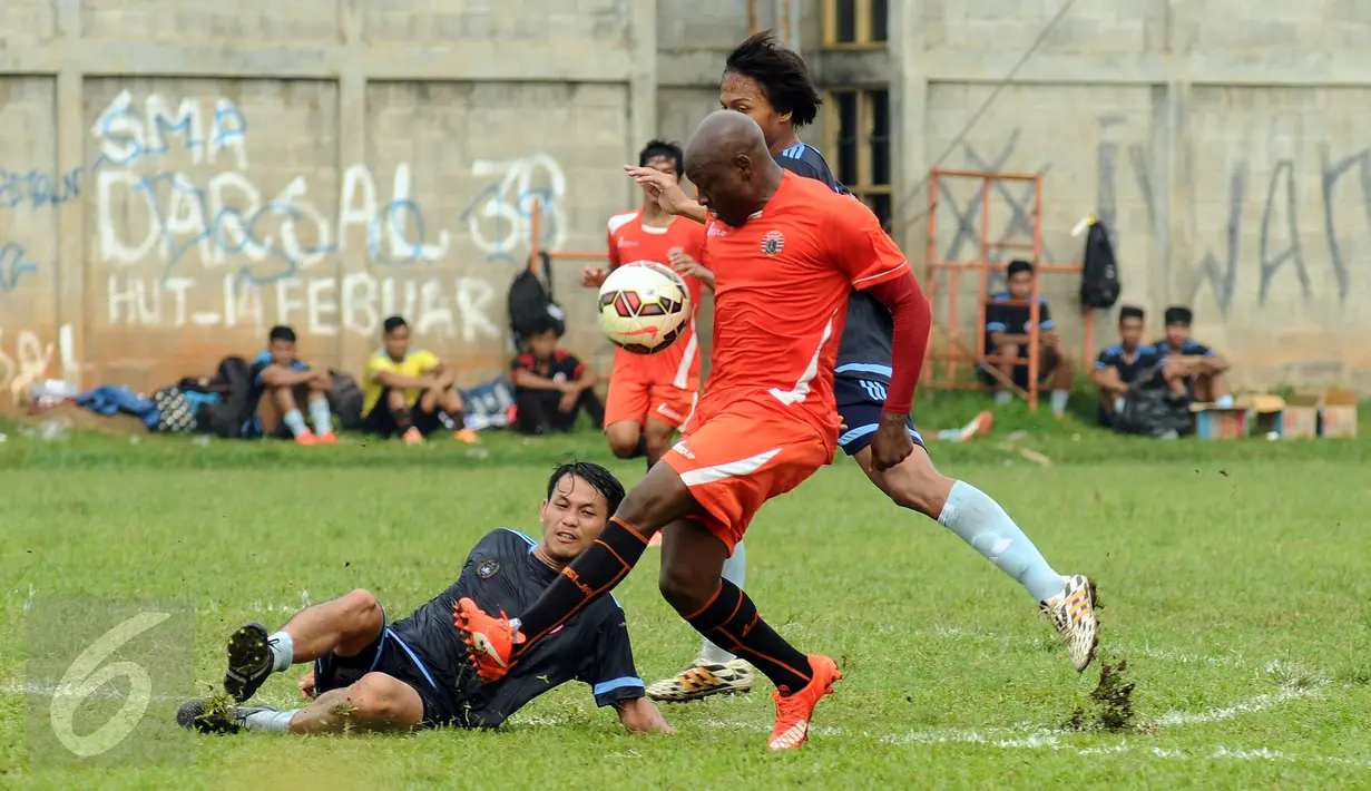 Penyerang Persija, Emmanuel Kenmogne (tengah) mencoba lolos dari kawalan pemain Pra PON DKI Jaya saat uji coba di NYTC Sawangan, Depok, Selasa (8/12/2015). Laga ini persiapan jelang babak 8 besar Piala Jenderal Sudirman. (Liputan6.com/Helmi Fithriansyah)