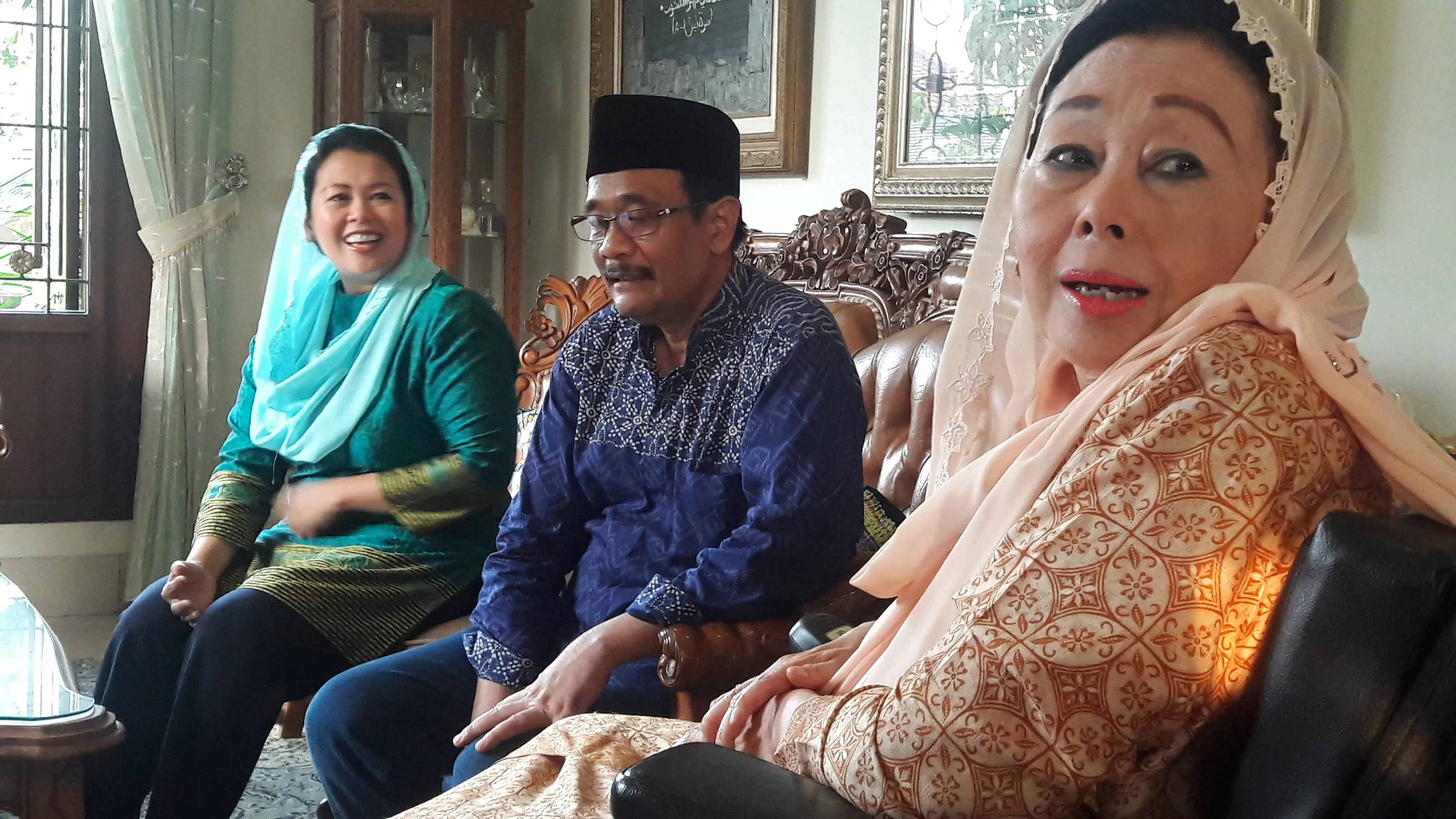 Djarot Saiful Hidayat saat mengunjungi istri Gus Dur, Sinta Wahid. (Liputan6.com/Devira Prastiwi)