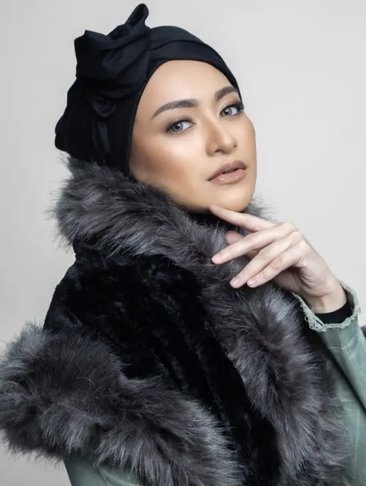 Dengan kerudung hitam model turbannya, Nathalie mengenakan makeup bernuasa nude. Terlihat dari lipstik nude dengan riasan mata hitamnya.