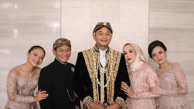 6 Potret Penampilan Amel Carla di Pernikahan Kakak, Tampil Anggun