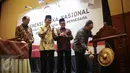 Ketua MPR RI, Zulkifli Hasan memukul gong sebagai tanda dibukanya acara Pra Konferensi Nasional Etika Berbangsa dan Bernegara di Jakarta, Rabu (5/3). Dalam pra konferensi 1 tersebut membahas Etika Nasional di Indonesia. (Liputan6.com/Faizal Fanani)