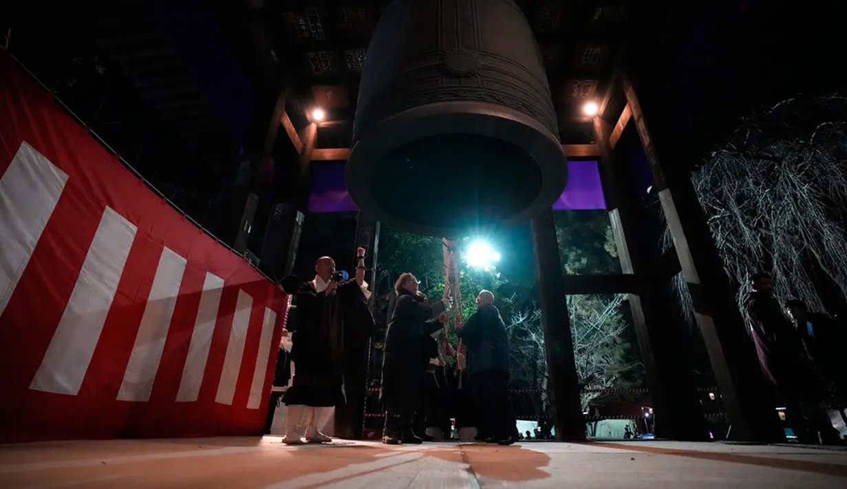 Di Indonesia, Tahun Baru sering dirayakan dengan kembang api. Sementara di Jepang, tradisinya berbeda. (AP Photo/Eugene Hoshiko)