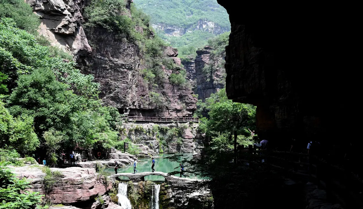 Pemandangan Ngarai Hongshi (Batu Merah) di lokasi wisata Gunung Yuntai di Wilayah Xiuwu, Provinsi Henan, China tengah (28/5/2020). Ngarai di dataran Danxia sepanjang 1,5 kilometer tersebut memiliki batu pasir berwarna kemerahan. (Xinhua/Zhu Xiang)