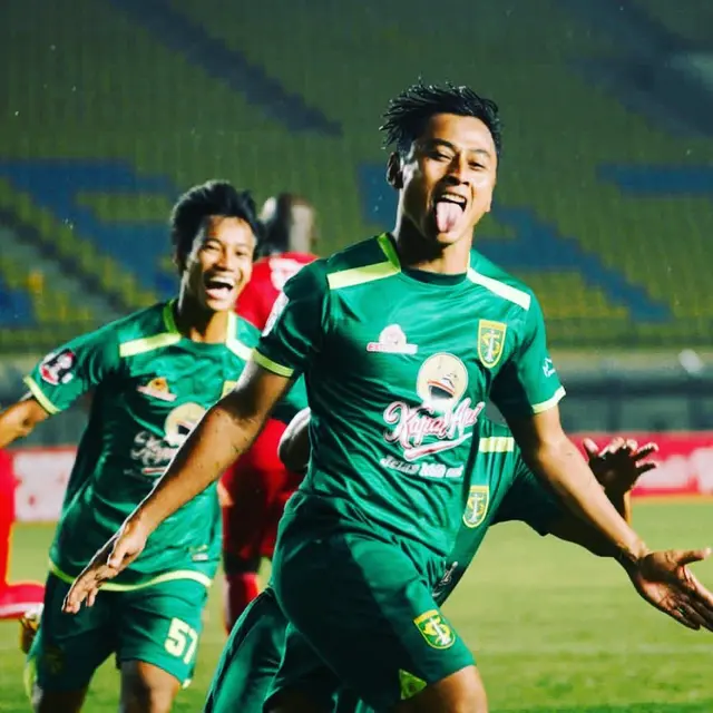 Idola Baru Persebaya, Ini 5 Potret Totalitas Samsul Arif saat Bermain di Lapangan
