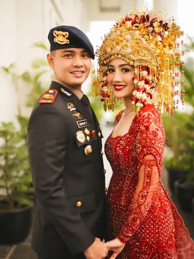 6 Pesona Glamor Febby Rastanty dalam Balutan Adat Palembang di Resepsi Pernikahan Bersama Drajad Djumantara