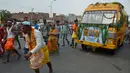 Seorang pria menarik bus saat prosesi untuk menghormati dewi Hindu Maha Mariamman (Sheetla Mata) untuk menandai Hari Ibu di Amritsar, India, Minggu (14/5). AFP FOTO / NARINDER NANU)