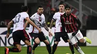Aksi Lucas Paqueta yang tampil impresif pada laga lanjutan Serie A yang berlangsung di stadion San Siro, Milan, Senin (11/2). AC Milan menang 3-0 atas Cagliari. (AFP/Marco Bertorello)