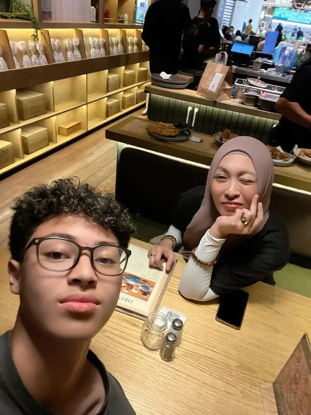 Potret Keanu Massaid bersama sang ibu saat quality time (Sumber: Instagram/@angelinasondakh09)