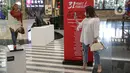 Pengunjung mengabadikan seni instalasi yang dipamerkan dalam pameran 'Seni yang Tidak Pernah Pudar' di Plaza Indonesia, Jakarta, Senin (15/3/2021). Sebanyak 43 karya dari 21 seniman tersebut merupakan rangkaian acara yang bertemakan '31 Years & Fabulous'. (Liputan6.com/Faizal Fanani)