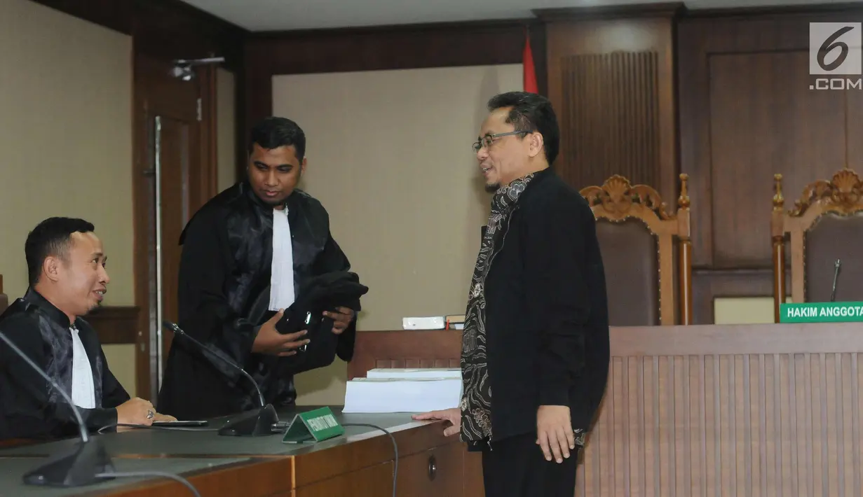 Mantan auditor Utama Keuangan Negara III BPK, Rochmadi Saptogiri berbincang dengan tim JPU jelang sidang putusan di Pengadilan Tipokor, Jakarta, Senin (5/3). Rochmadi divonis hukuman tujuh tahun penjara denda Rp 300 juta. (Liputan6.com/Helmi Fithriansyah)