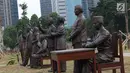 Tujuh patung Presiden RI serta ibu negara Hasri Ainun Habibie terpasang di kawasan Hutan Kota Kompleks GBK, Jakarta, Rabu (19/9). Pembangunan hutan kota ini merupakan bagian dari perbaikan dan penataan kawasan GBK. (Liputan6.com/Helmi Fithriansyah)