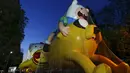 Balon - balon berukuran besar saat disiapkan untuk parade Hari Pengucapan Syukur Macy's di Manhattan borough,  New York, Kamis (26/11). (REUTERS/Shannon Stapleton)